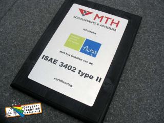 houten ondergrond 240x330mm met  een aluminium plaat van 170x360mm erop bv voor een certificaat-diploma